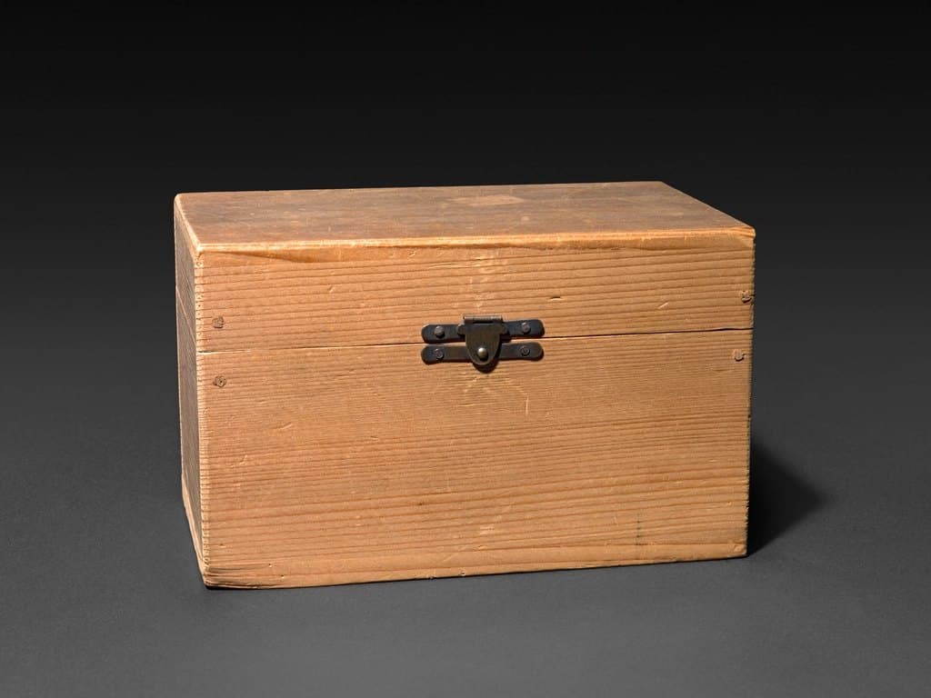 Lidded Linen Storage Box